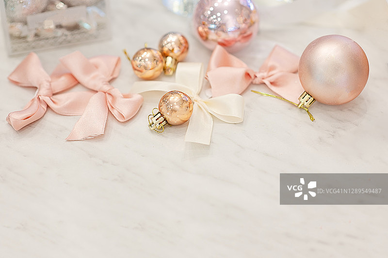 圣诞装饰工艺，粉色的球和蝴蝶结。本空间图片素材