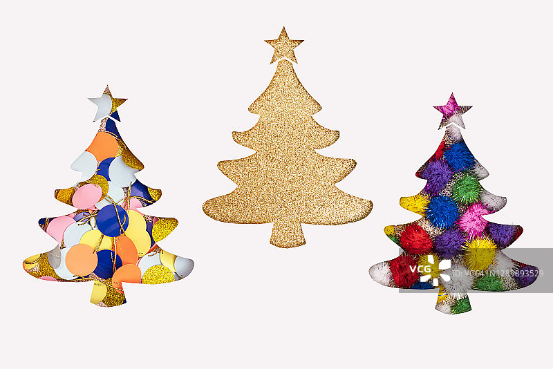 手工圣诞树剪纸与彩色明亮的花环图片素材
