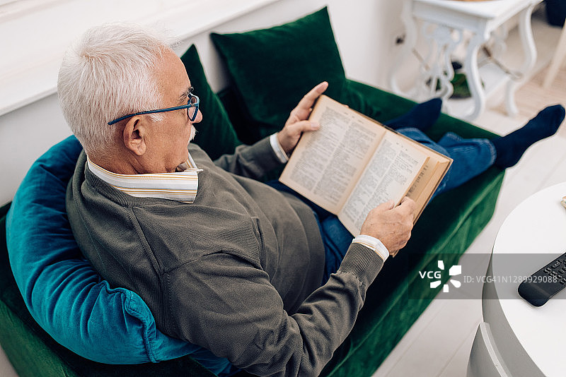 老年人在家看书和放松图片素材