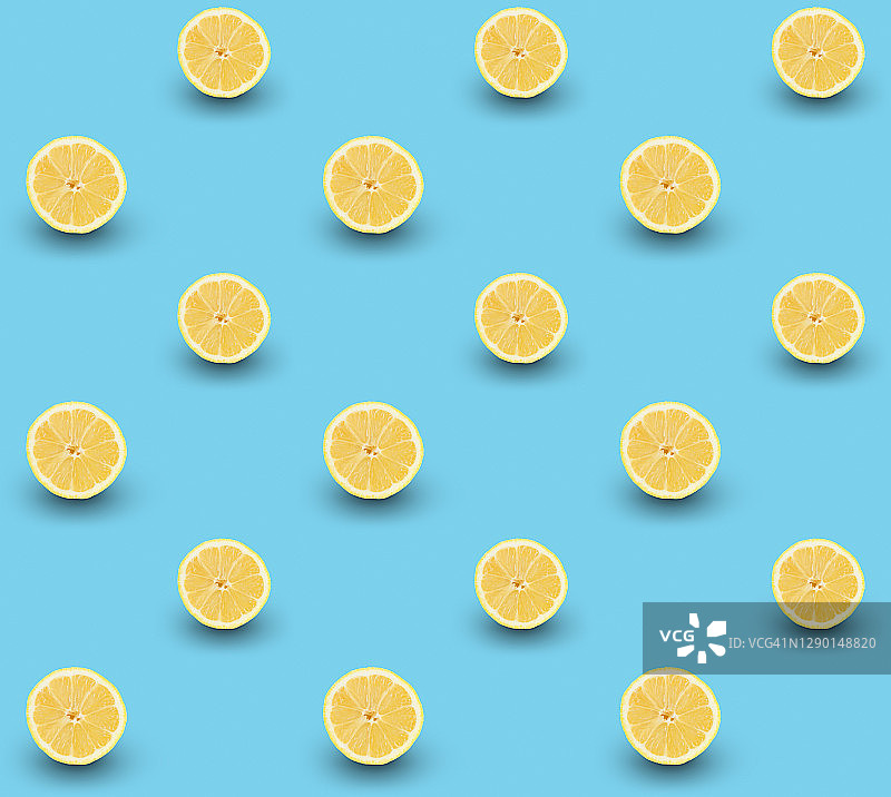 许多熟透的柠檬片在浅蓝色背景上重复无缝图案。图片素材