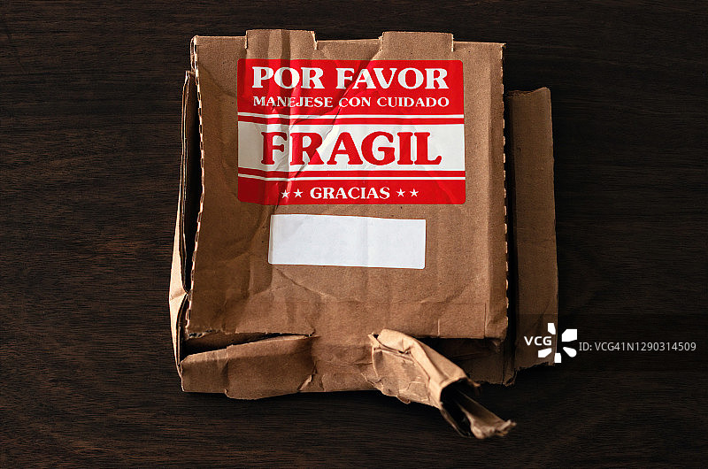 用西班牙语包装的碎纸板箱易碎:贴上小心标签轻放图片素材
