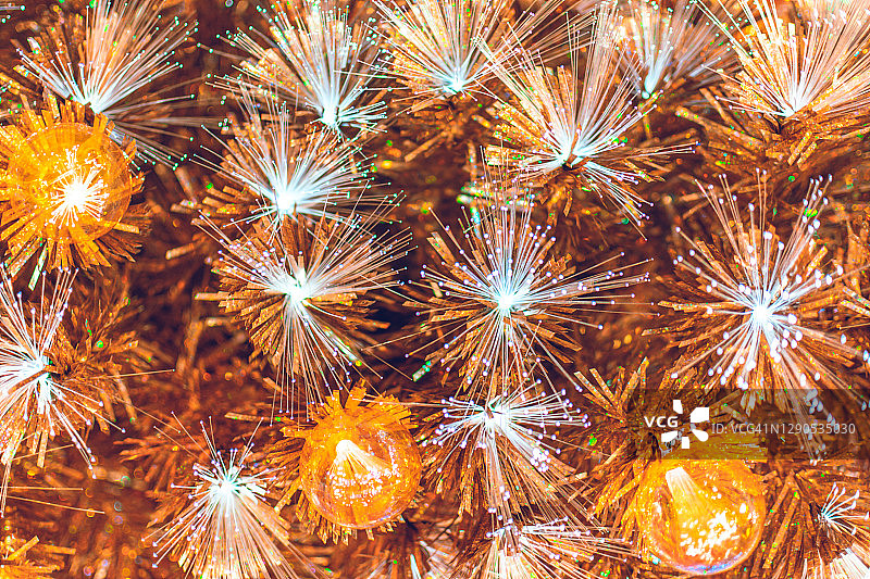 圣诞树上被照亮的圣诞装饰的完整画面图片素材