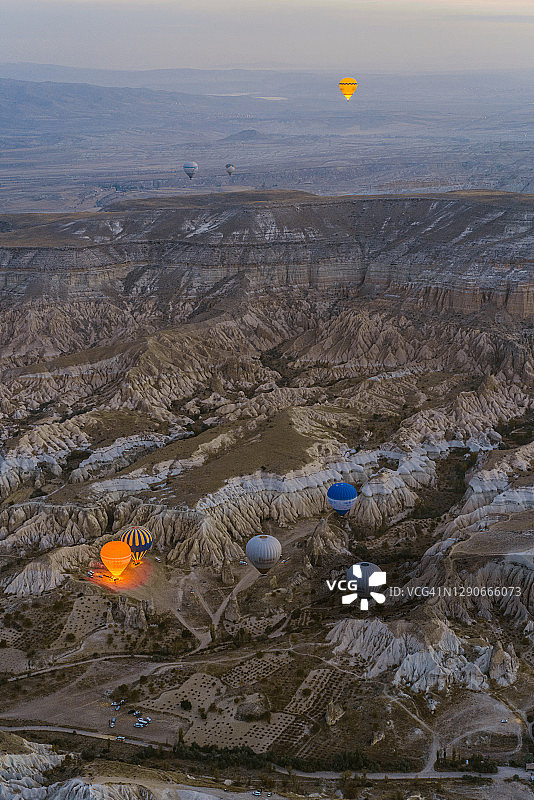 从热气球上俯瞰土耳其卡帕多西亚的风景图片素材