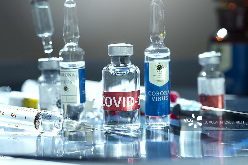 医生准备新型冠状病毒疫苗(2019-nCoV)，这是世界上发现的首个冠状病毒疫苗图片素材