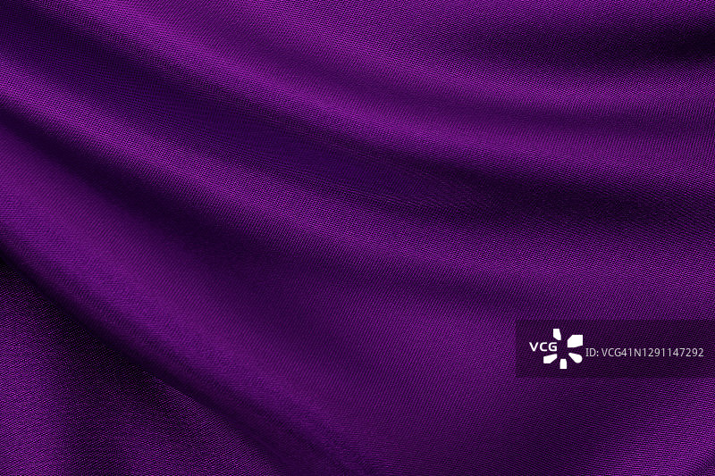 紫色面料布料质地为背景和设计艺术作品，美丽的褶皱图案的丝绸或亚麻。图片素材