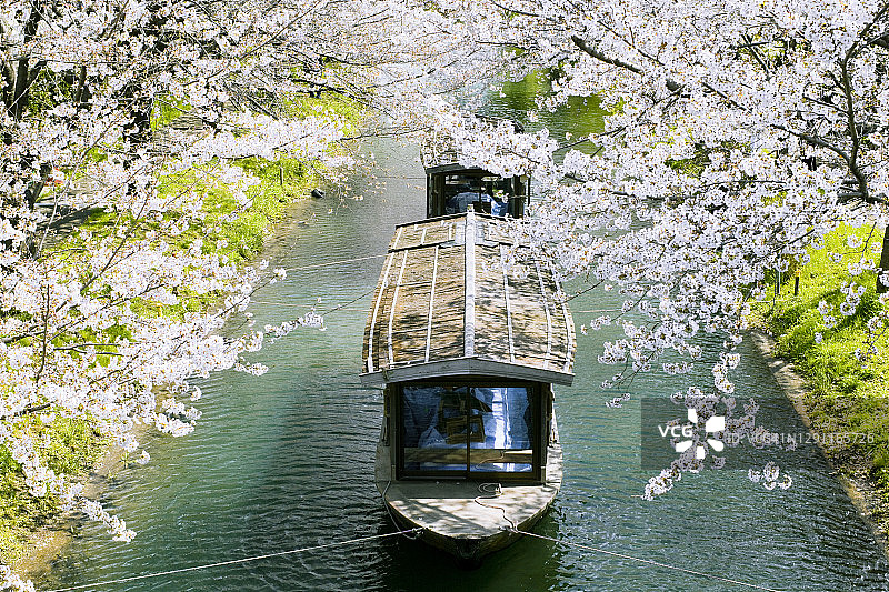 京都宇司运河上的船只图片素材