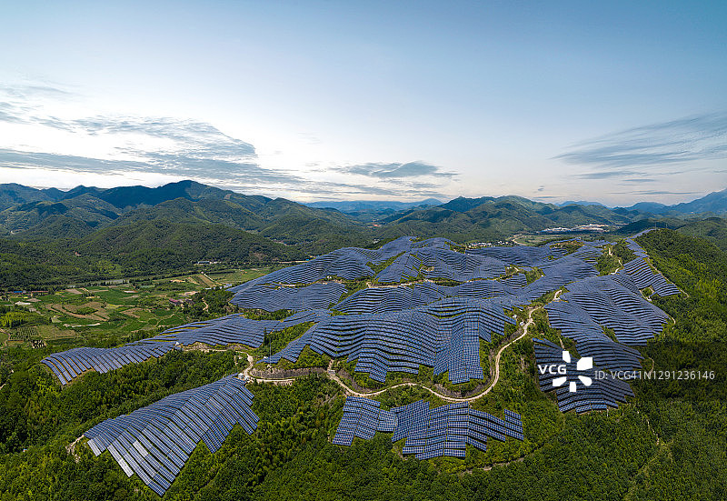 壮丽的山顶太阳能发电站图片素材