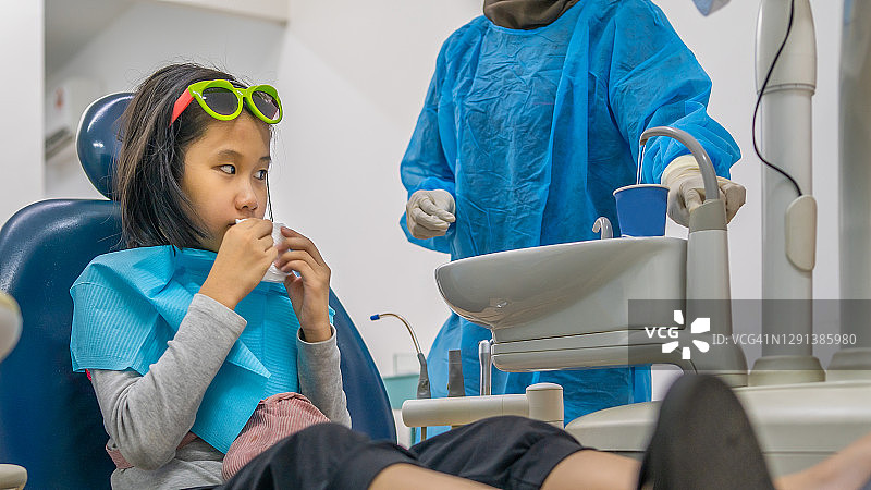 亚洲女孩正在与牙医进行第一次检查图片素材