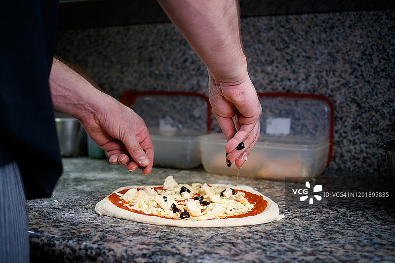 用腌黑橄榄剁碎调味披萨图片素材