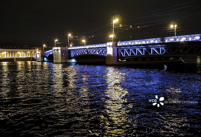 夜景的堤岸和大桥在圣彼得堡中心，俄罗斯图片素材
