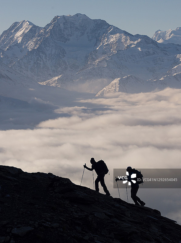 山坡上的登山者图片素材
