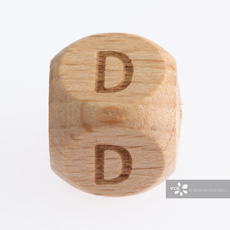 白色背景上有字母D的木骰子图片素材