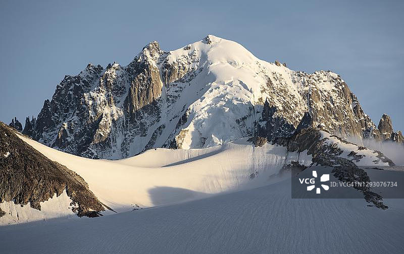 Aiguille Verte冰川后面，冰川和山顶，高山景观，夏蒙尼，上萨瓦，法国图片素材