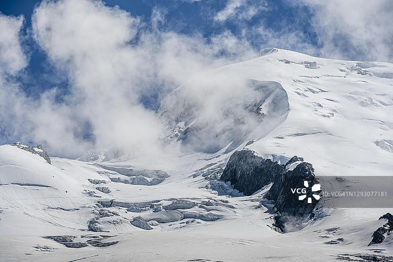 法国上萨瓦夏蒙尼，高山景观，山顶上的云与冰川穹杜古特图片素材