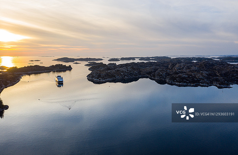 鸟瞰图日落在一组岛屿在奥斯特海姆，挪威图片素材