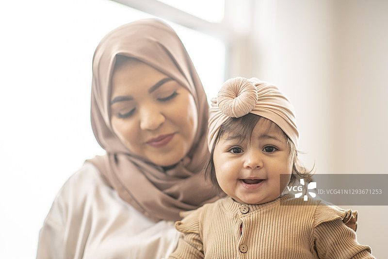 美丽的穆斯林母亲和女儿图片素材