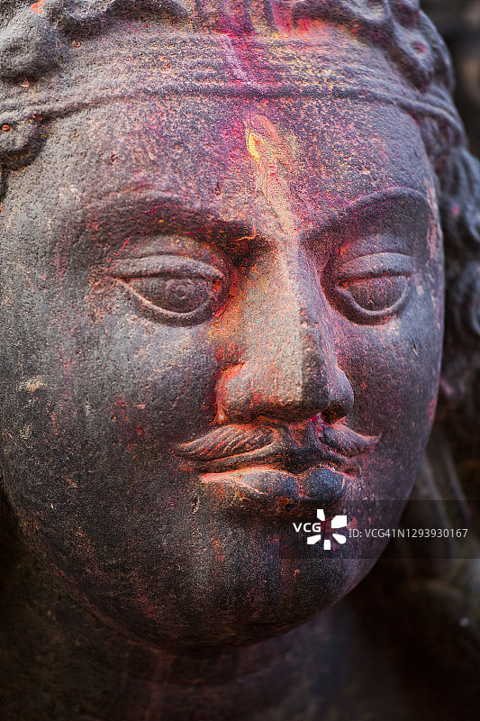 在尼泊尔加德满都的昌古那拉延寺外，一个华丽的石雕描绘揭路荼的特写。图片素材