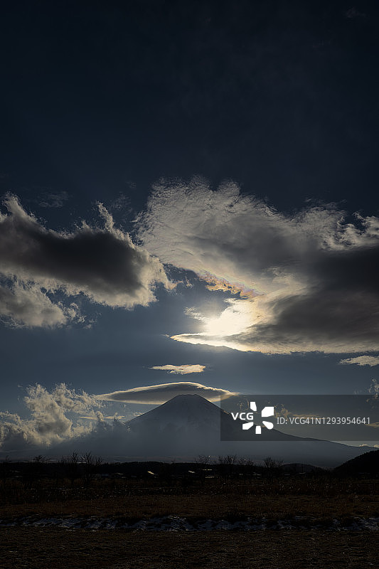 富士山下的彩云图片素材