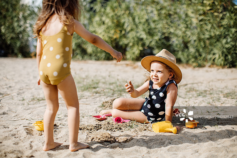 快乐的小女孩们在沙滩上玩耍图片素材