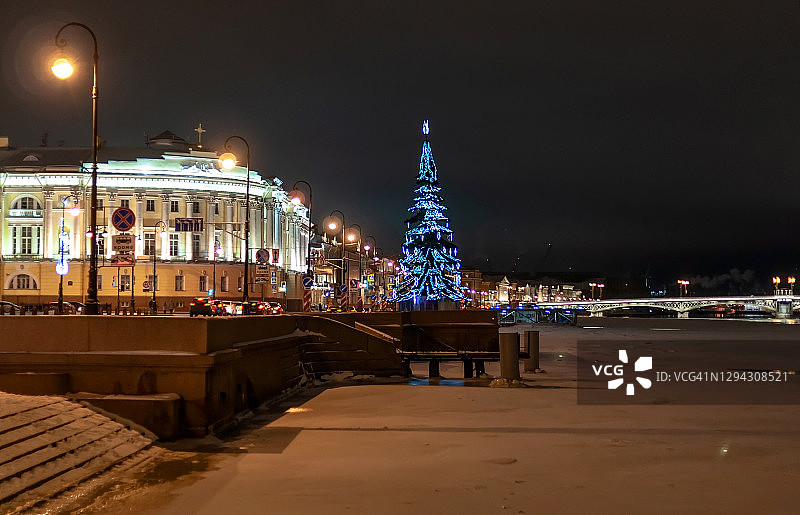 新年装饰的堤岸在圣彼得堡中心，俄罗斯图片素材