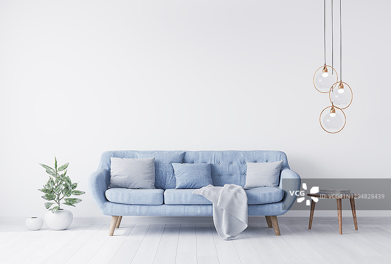 灰色枕头上面的蓝色斯堪的纳维亚沙发在现代室内。木制的边桌配有优雅的金饰图片素材