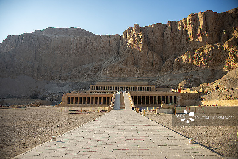 新冠肺炎大流行期间，埃及卢克索哈特谢普苏特太平间神庙几乎空无一人图片素材