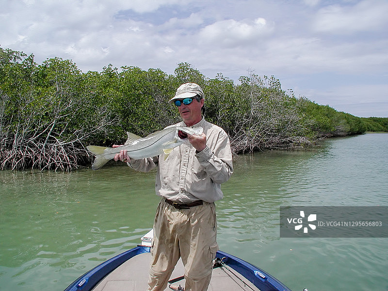 佛罗里达东海岸钓鱼和渔民显示一个斯努克图片素材