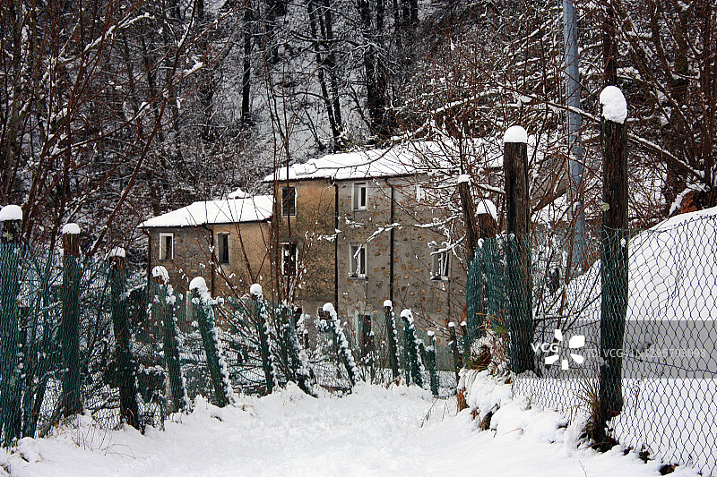在托斯卡纳，阿普利亚阿尔卑斯山脉中一个与世隔绝的小村庄淹没在冬天的白雪中图片素材