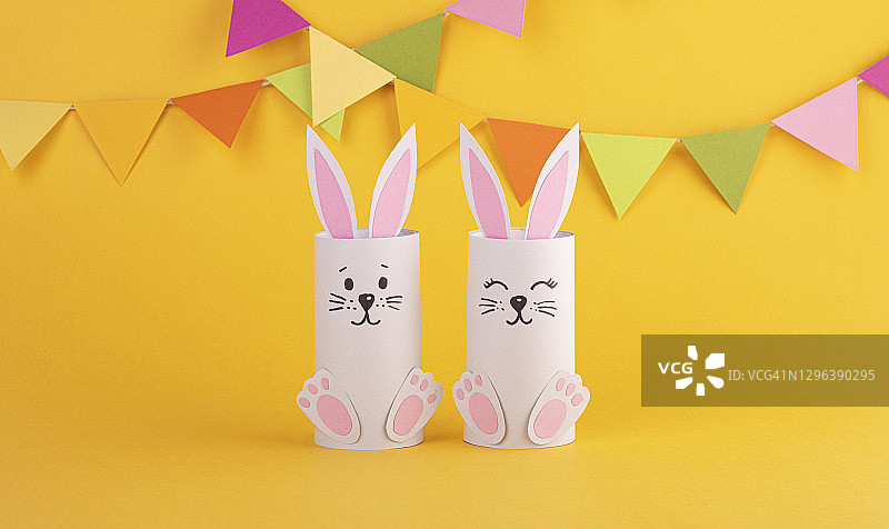 可爱的复活节兔子，纸做的，手工的。复活节快乐图片素材