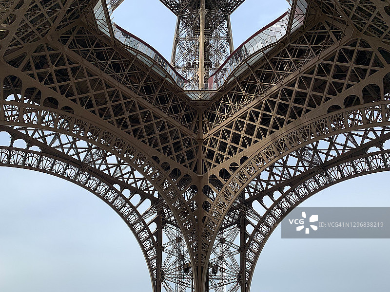 法国巴黎埃菲尔铁塔的细节镜头图片素材