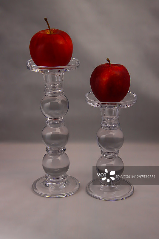 玻璃烛台上的红苹果图片素材