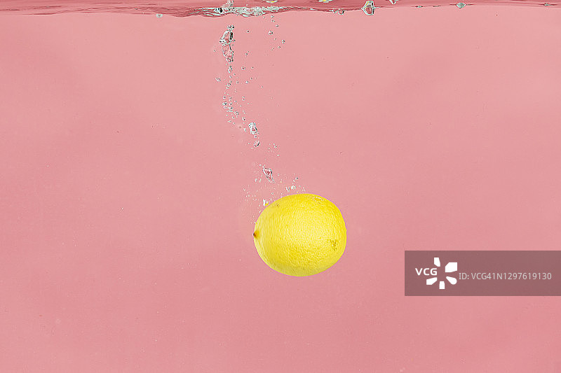 柠檬溅到水里图片素材