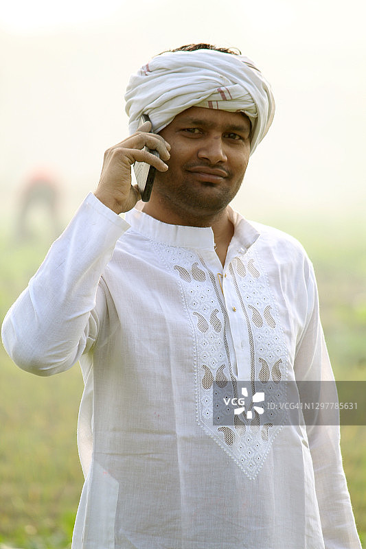 印度农民，年轻人在用智能手机图片素材