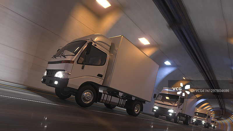 低角度的一个箱子卡车车队移动在一个照明隧道图片素材