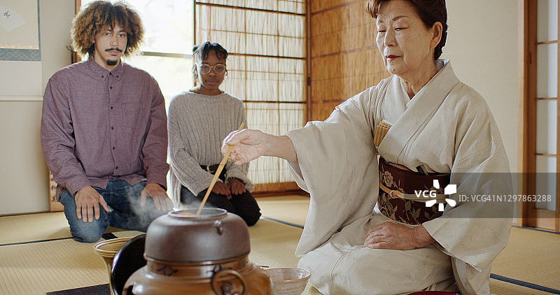非裔美国客人的日本茶道图片素材