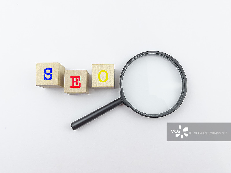 搜索引擎优化或搜索引擎优化字与放大镜。图片素材