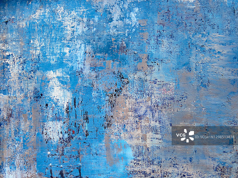 混凝土墙被划伤和风化的蓝色油漆覆盖图片素材