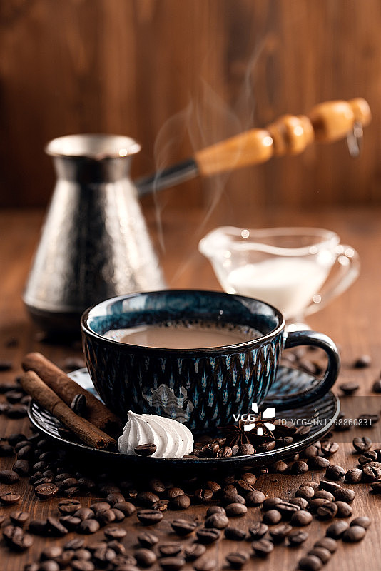 木质背景上的蓝色杯碟咖啡和牛奶。图片素材