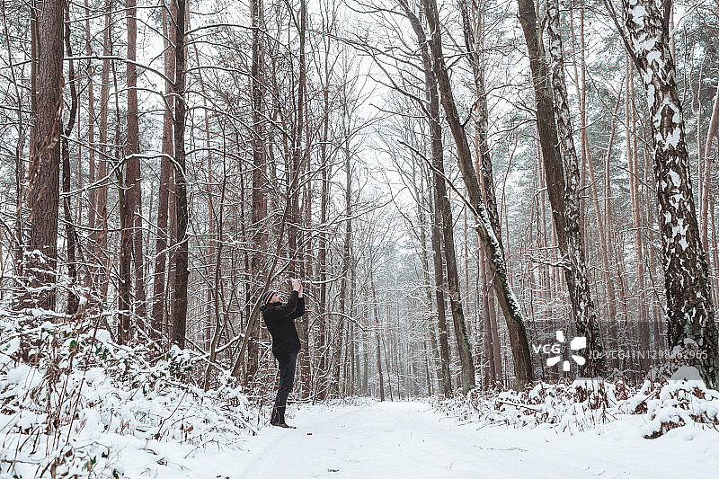冬季游客用手机拍照图片素材