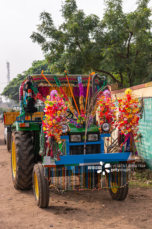 正面特写蓝色拖拉机，南达克什瓦，卡纳塔克邦，印度图片素材