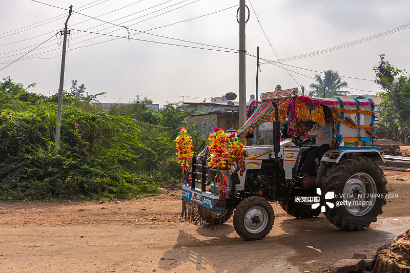 拖拉机排灯节花，南达克什瓦，卡纳塔克邦，印度图片素材