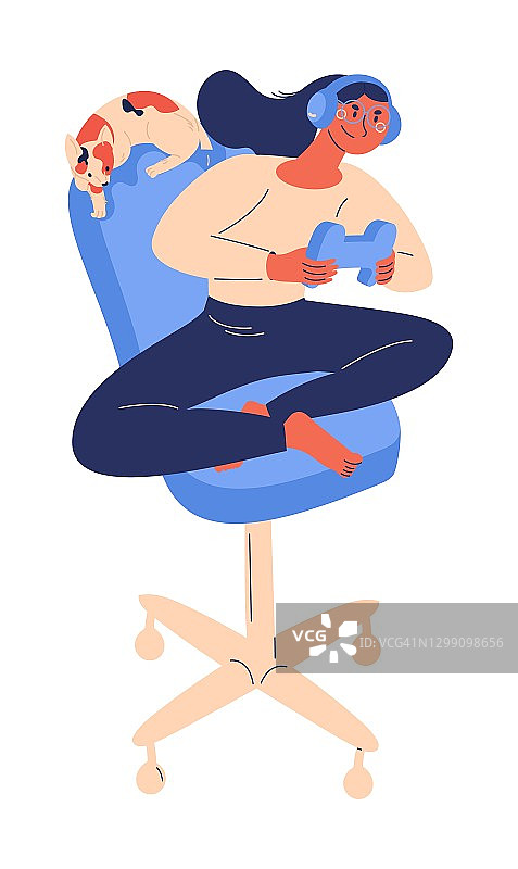年轻女子坐在椅子上玩控制器。电子游戏概念人物在耳机与猫隔离白色图片素材