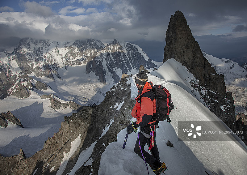 登山者站在积雪的山脊上图片素材