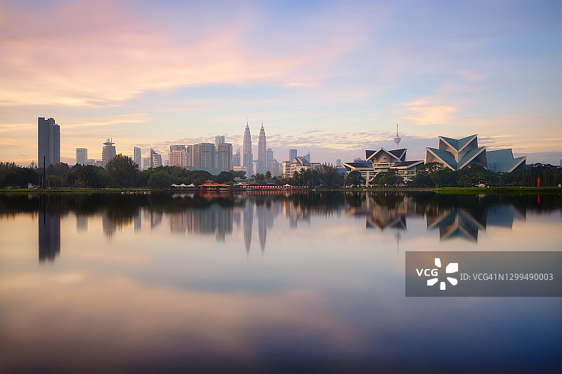 吉隆坡全景城市景观反映在湖面上从Titiwangsa公园马来西亚图片素材