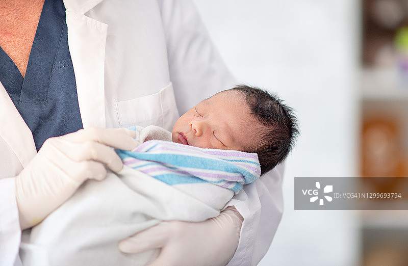 医生抱着新生婴儿图片素材