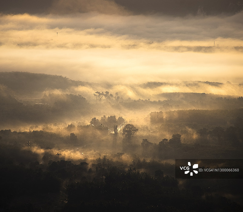 美丽的阳光在雾气蒙蒙的早晨在泰国南部的山脉图片素材