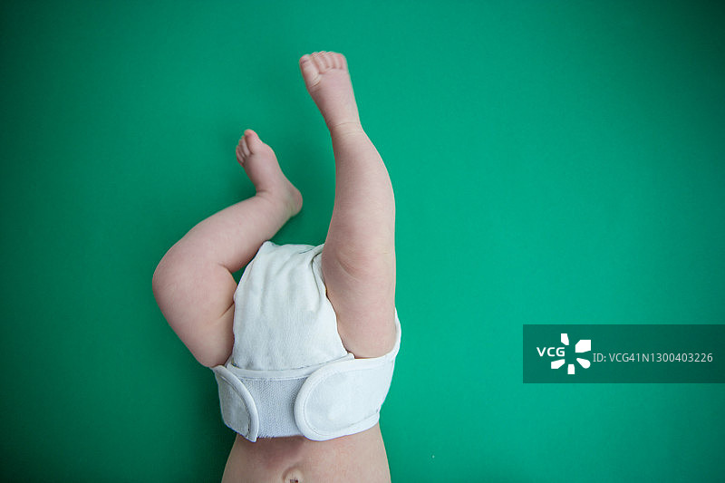 一个3个月大的婴儿的腿穿着可洗的尿布图片素材