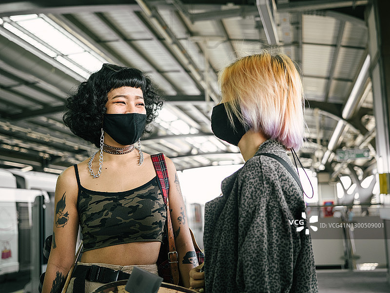 亚洲女性和朋友戴着口罩图片素材
