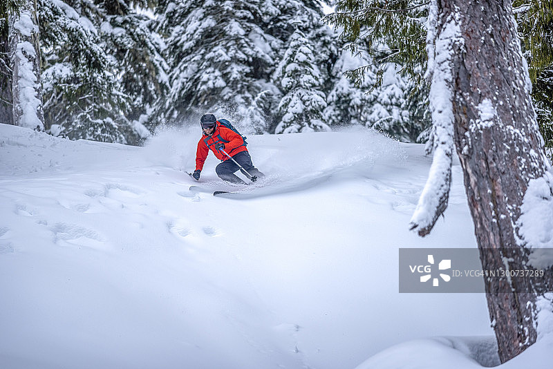 野外滑雪者下完美的粉坡图片素材