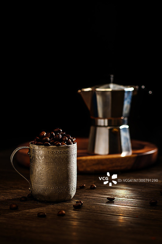 配上一杯咖啡豆的摩卡咖啡壶图片素材